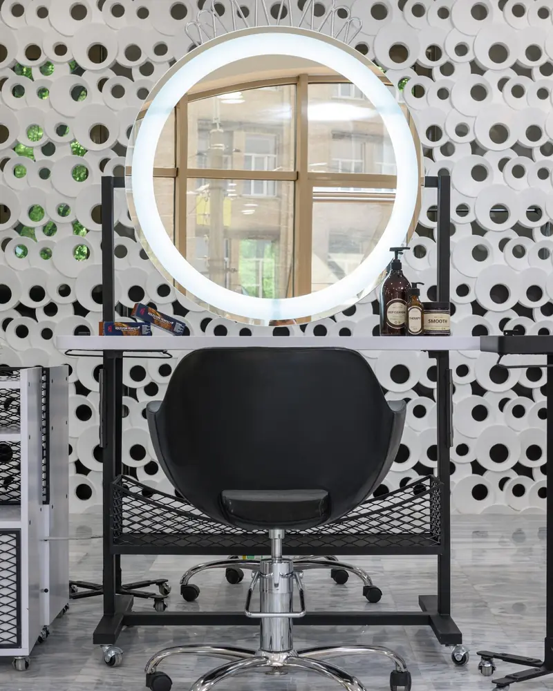 Styling station with a round lit mirror